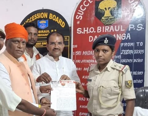 बिरौल (दरभंगा): केस दर्ज कराते भाजपाई। बिरौल (दरभंगा): केस दर्ज कराते भाजपाई।
