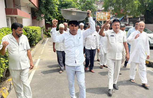 सोनीपत: पीडब्ल्यूडी कार्यालय के सामने विरोध प्रदर्शन करते हुए जन प्रतिनिधि सोनीपत: पीडब्ल्यूडी कार्यालय के सामने विरोध प्रदर्शन करते हुए जन प्रतिनिधि