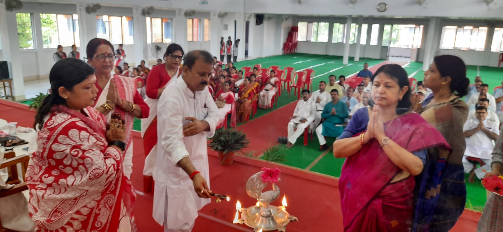 उद्घाटन करते अतिथि उद्घाटन करते अतिथि