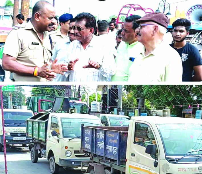 प्रदर्शन करते वाल्मीकि समाज के लोग