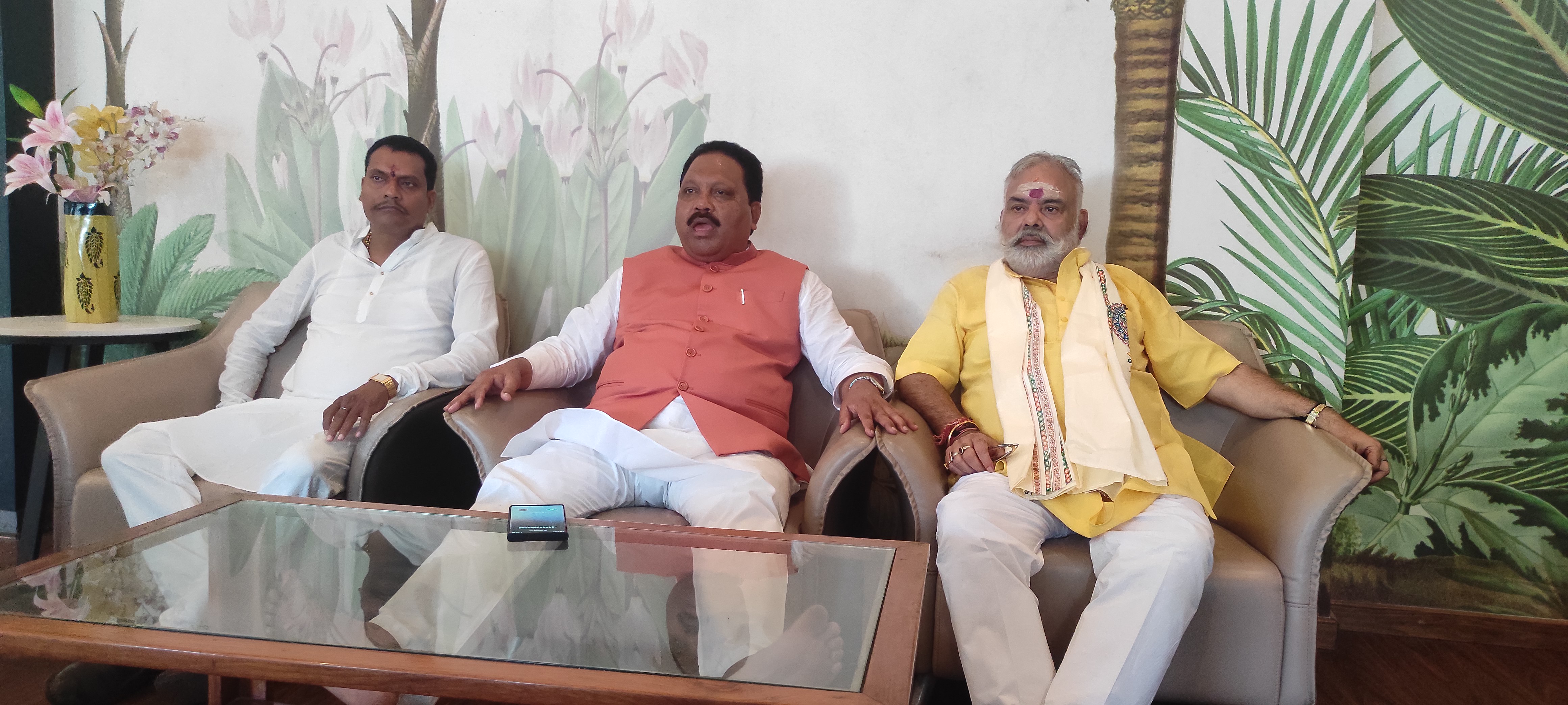 अररिया फोटो:होटल में प्रेस वार्ता करते सांसद अररिया फोटो:होटल में प्रेस वार्ता करते सांसद
