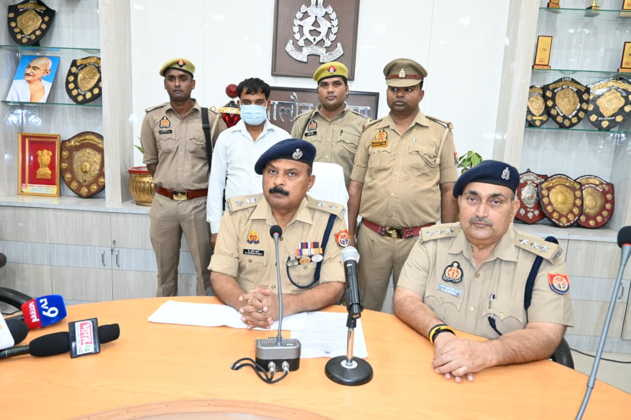 खुलासा करते एसपी खुलासा करते एसपी