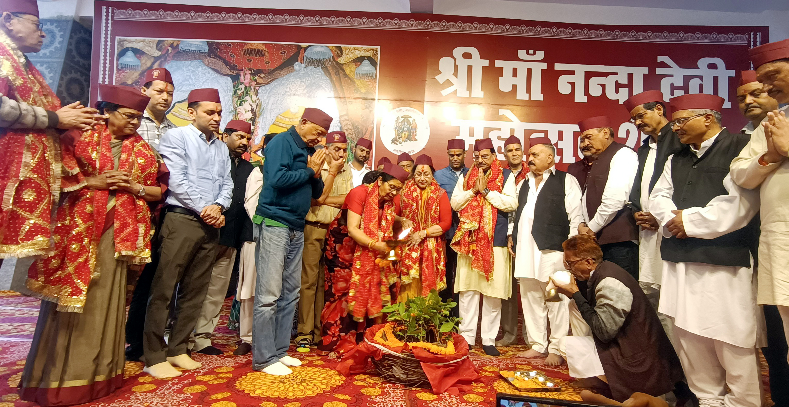 कदली दलों के बदले रोपे जाने वाले पौधों की परंपरागत पूजा करते सांसद एवं अन्य।