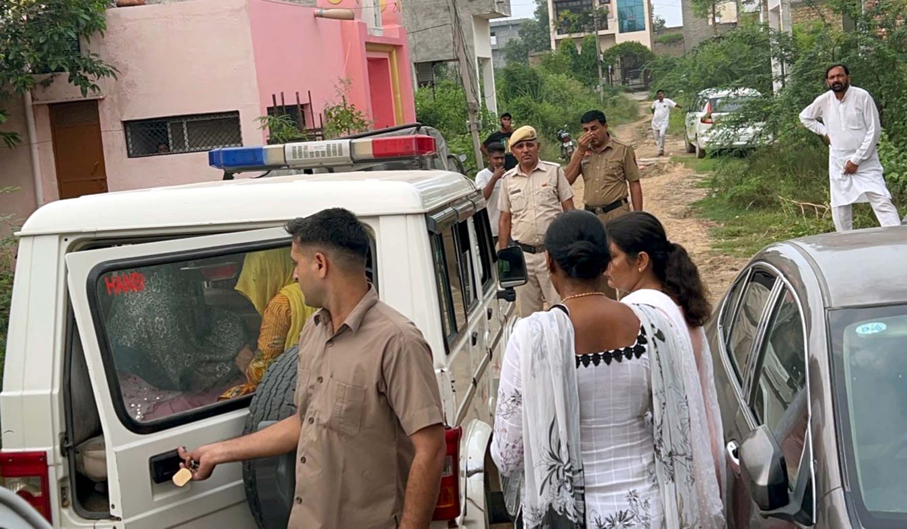 देह-व्यापार के आरोप में पकड़ी महिलाओं व युवकों को पकड़ कर ले जाती महिला पुलिस। देह-व्यापार के आरोप में पकड़ी महिलाओं व युवकों को पकड़ कर ले जाती महिला पुलिस।