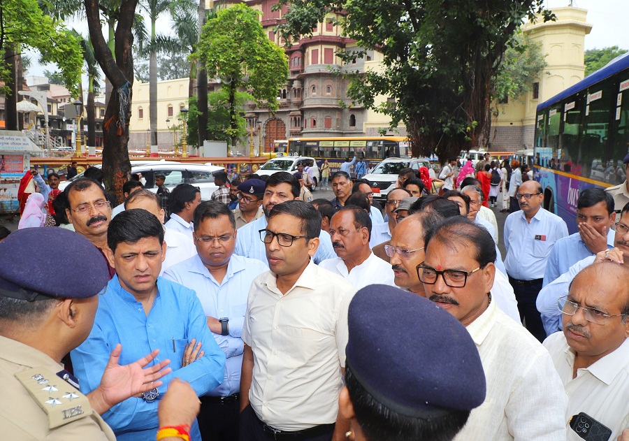 जनप्रतिनिधि-अधिकारी एक ही बस में निकले निरीक्षण पर जनप्रतिनिधि-अधिकारी एक ही बस में निकले निरीक्षण पर