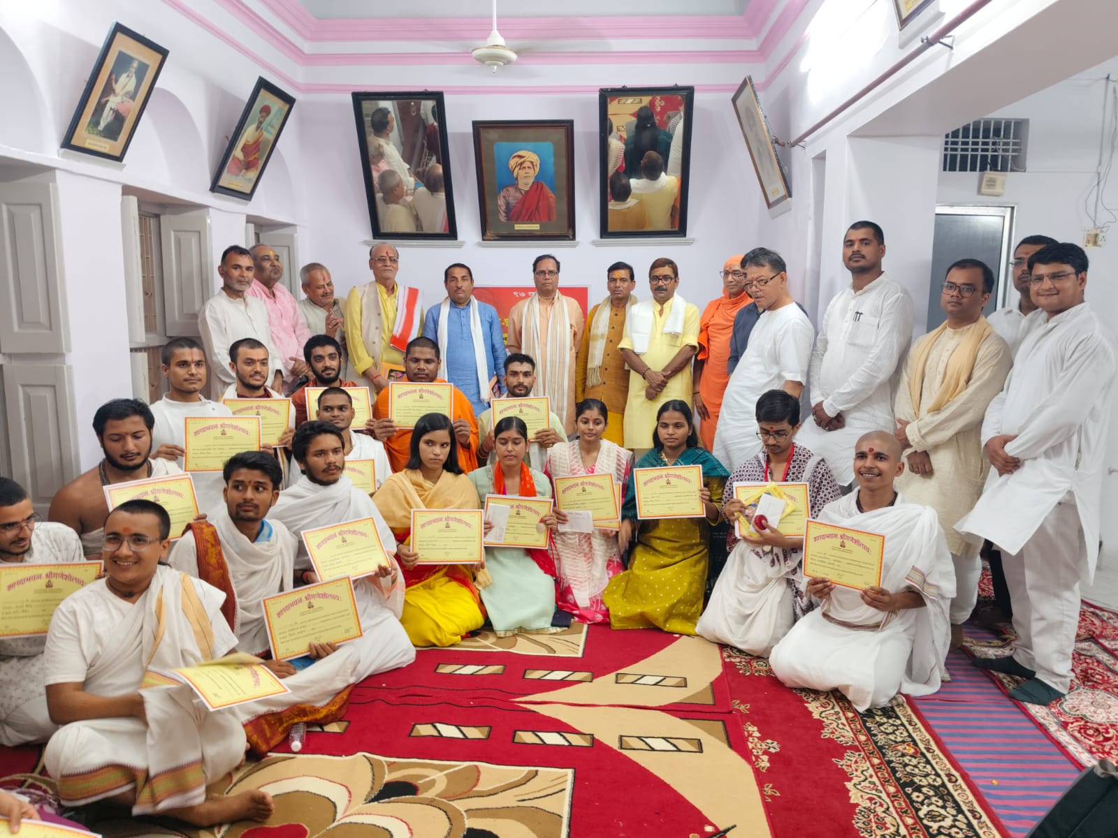 शास्त्रार्थ परम्परा में शामिल विद्यार्थियों को सम्मानित करते विधायक शास्त्रार्थ परम्परा में शामिल विद्यार्थियों को सम्मानित करते विधायक
