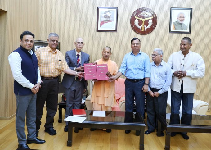 सीएम योगी को संभल हिंसाओं की रिपोर्ट देते न्यायिक आयोग के सदस्य। सीएम योगी को संभल हिंसाओं की रिपोर्ट देते न्यायिक आयोग के सदस्य।