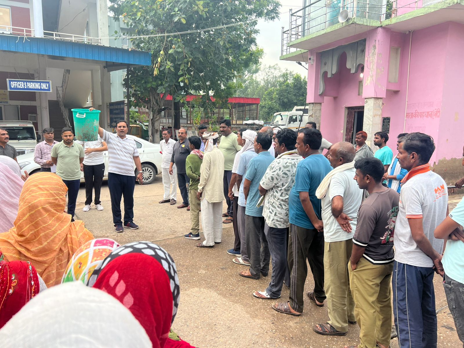 कर्मचारियों को प्रशिक्षण देते डीएमसी रणवीर सिंह। कर्मचारियों को प्रशिक्षण देते डीएमसी रणवीर सिंह।