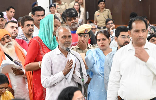 कष्ट निवारण समिति की मासिक बैठक में अपनी समस्या को रखते हुए शिकायतकर्ता कष्ट निवारण समिति की मासिक बैठक में अपनी समस्या को रखते हुए शिकायतकर्ता