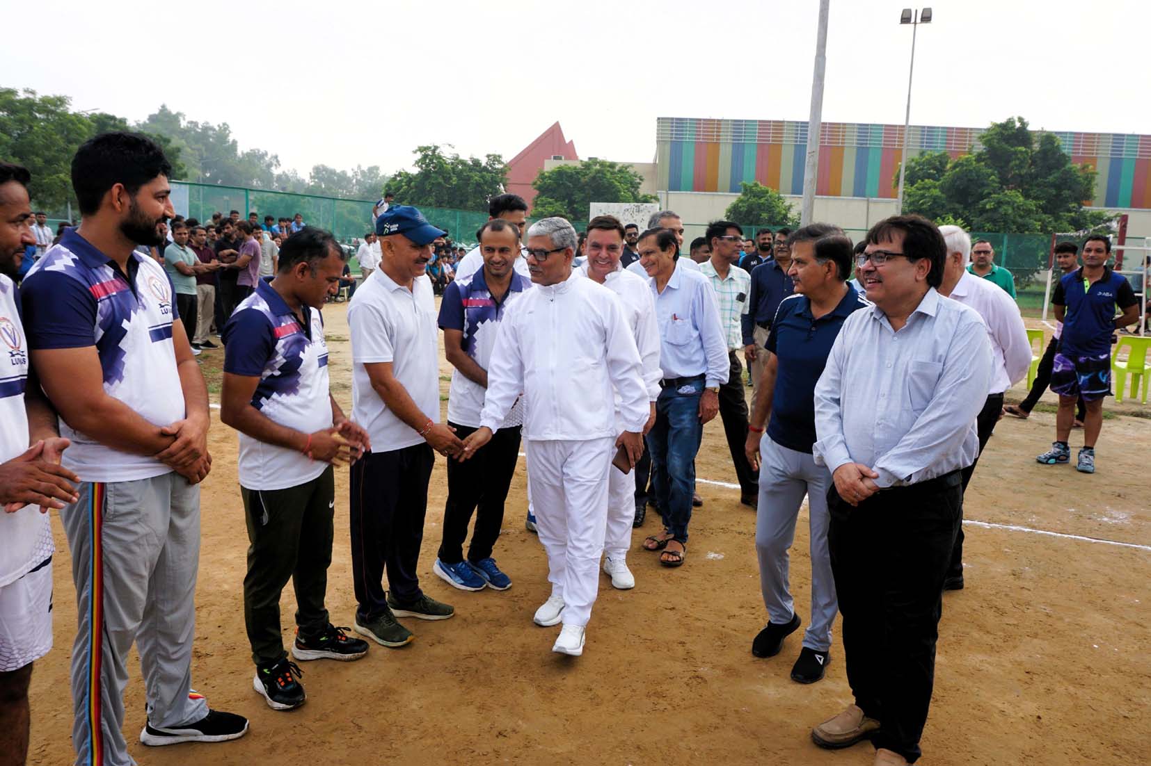 प्रतियोगिता के दौरान खिलाड़ियों से परिचय लेते कुलपति प्रो. विनोद कुमार वर्मा। प्रतियोगिता के दौरान खिलाड़ियों से परिचय लेते कुलपति प्रो. विनोद कुमार वर्मा।