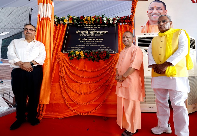 राज्य निर्वाचन आयोग के कार्यालय भवन का शिलान्यास करते मुख्यमंत्री योगी राज्य निर्वाचन आयोग के कार्यालय भवन का शिलान्यास करते मुख्यमंत्री योगी