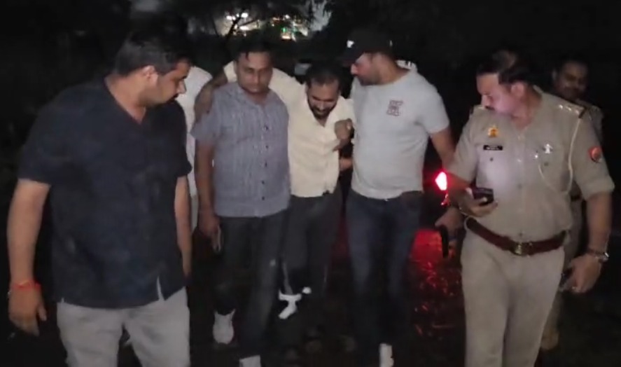पुलिस पर गोली चलाकर भाग रहा 25 हजार रुपए का इनामी हिस्ट्रीशीटर मुठभेड मे गिरफ्तार, पैर में लगी गोली पुलिस पर गोली चलाकर भाग रहा 25 हजार रुपए का इनामी हिस्ट्रीशीटर मुठभेड मे गिरफ्तार, पैर में लगी गोली