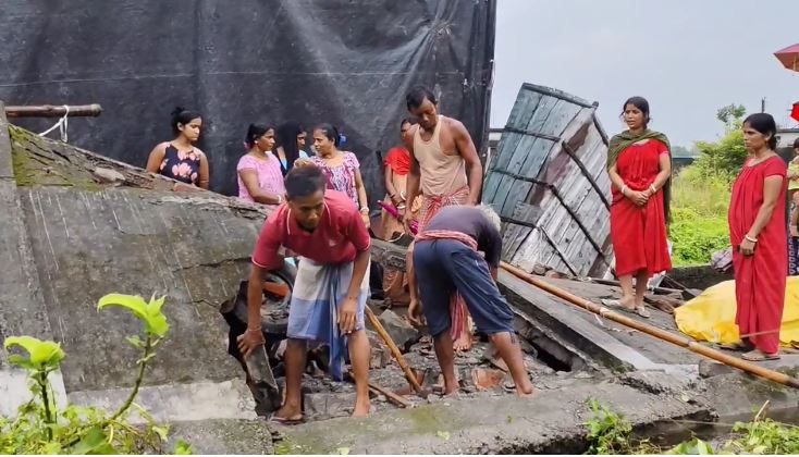 गिरी फैक्ट्री की चारदीवारी से मलवे को साफ़ करते स्थानीय लोग गिरी फैक्ट्री की चारदीवारी से मलवे को साफ़ करते स्थानीय लोग