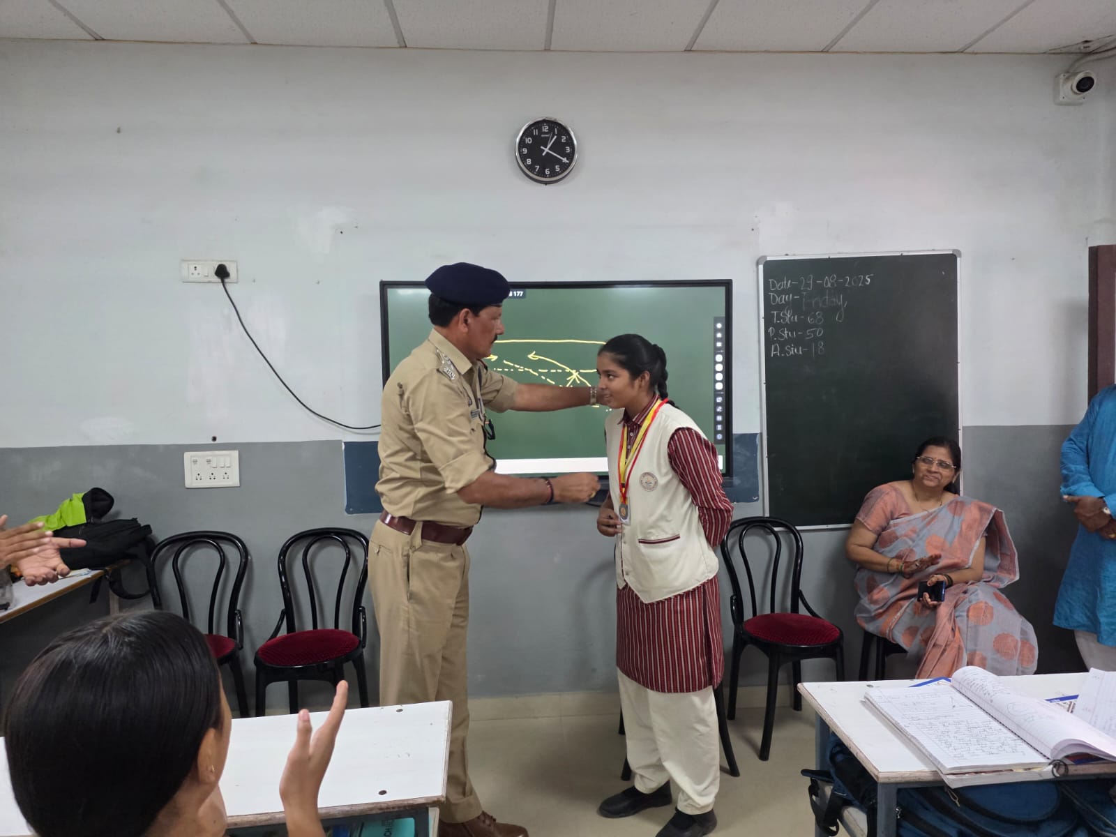 छात्रा को पुरस्कृत करते एसीपी छात्रा को पुरस्कृत करते एसीपी