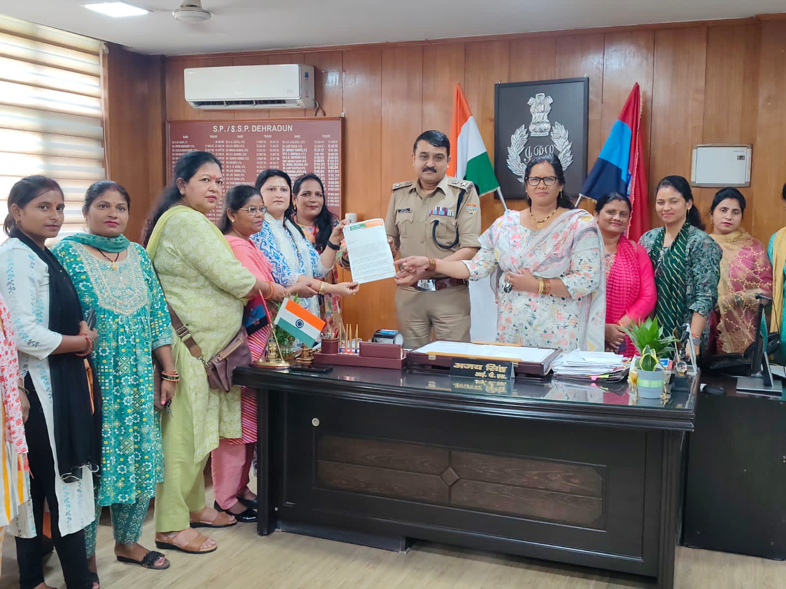 भाजपा महिला कार्यकर्ता देहरादून एसएसपी को  शिकायत पत्र सौंपती।