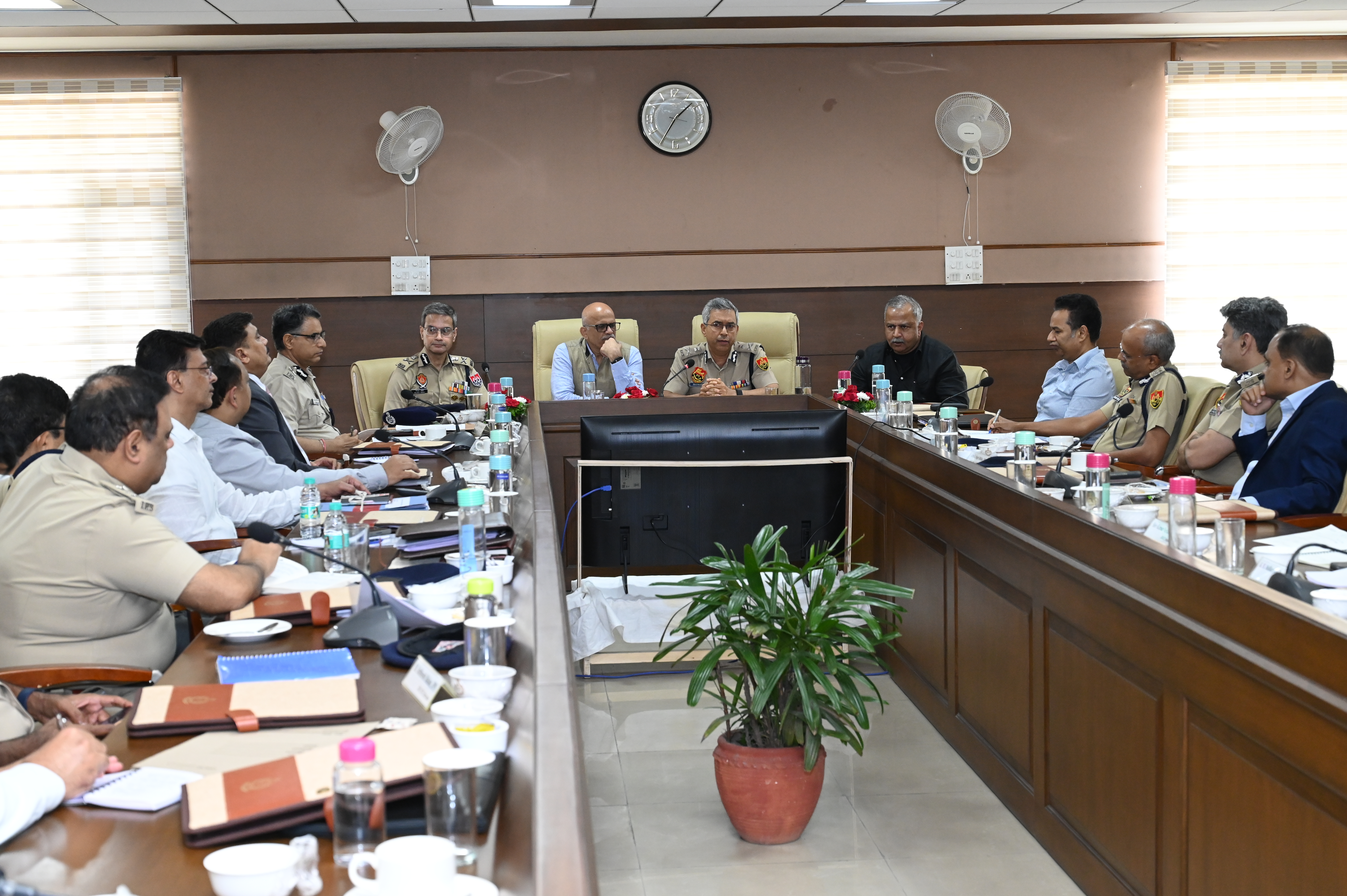 पंचकूला में आयाेजित संयुक्त बैठक में भाग लेते एनएसजी, एनआईए तथा राज्य पुलिस के अधिकारी पंचकूला में आयाेजित संयुक्त बैठक में भाग लेते एनएसजी, एनआईए तथा राज्य पुलिस के अधिकारी