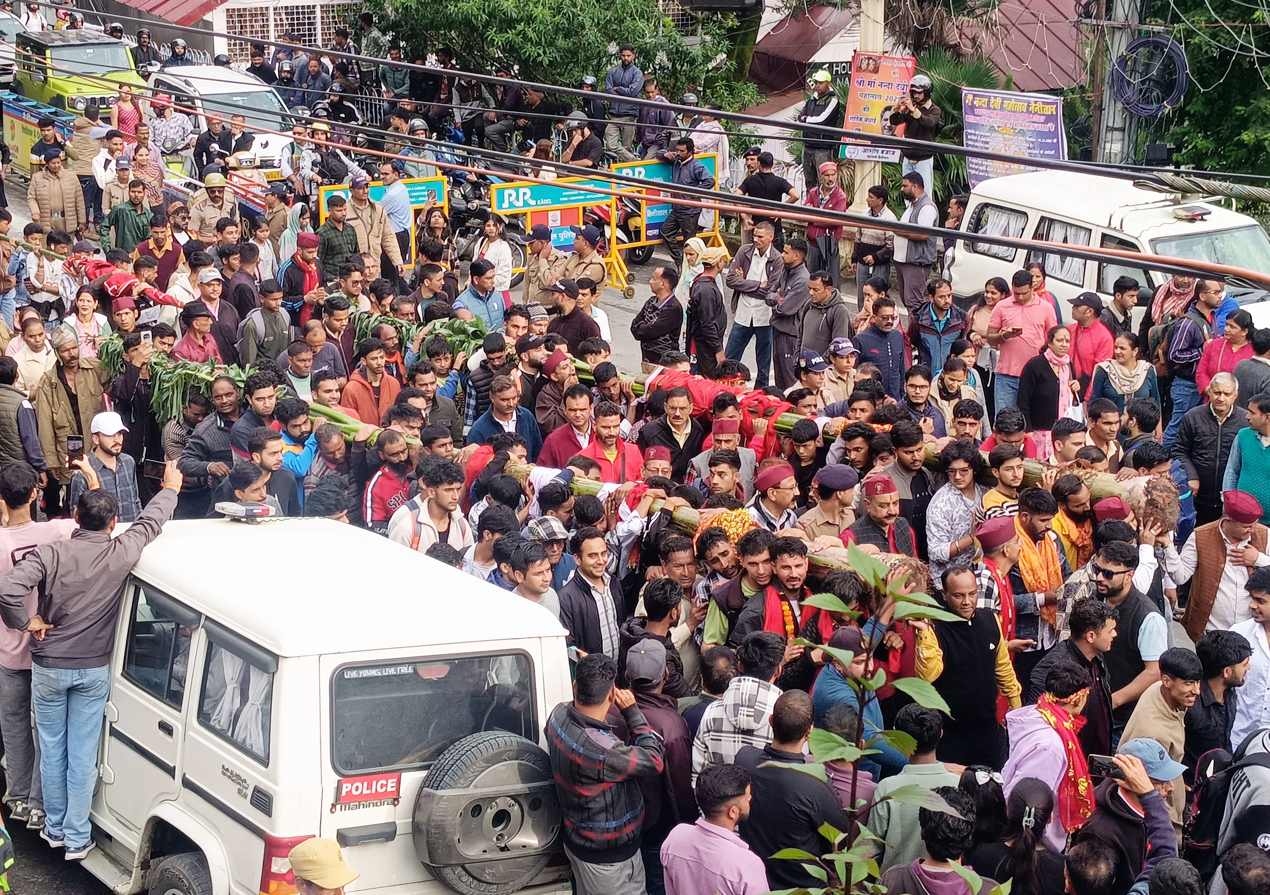 मॉल रोड पर गुजरती कदली दलों की शोभायात्रा।
