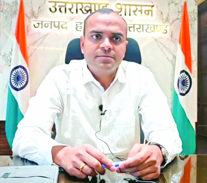 जिलाधिकारी मयूर दीक्षित