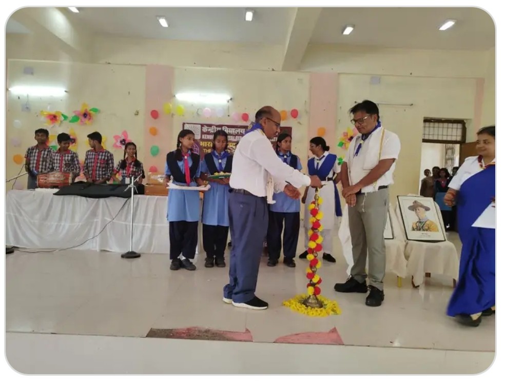 कार्यक्रम का शुभारंभ करते अधिकारी कार्यक्रम का शुभारंभ करते अधिकारी