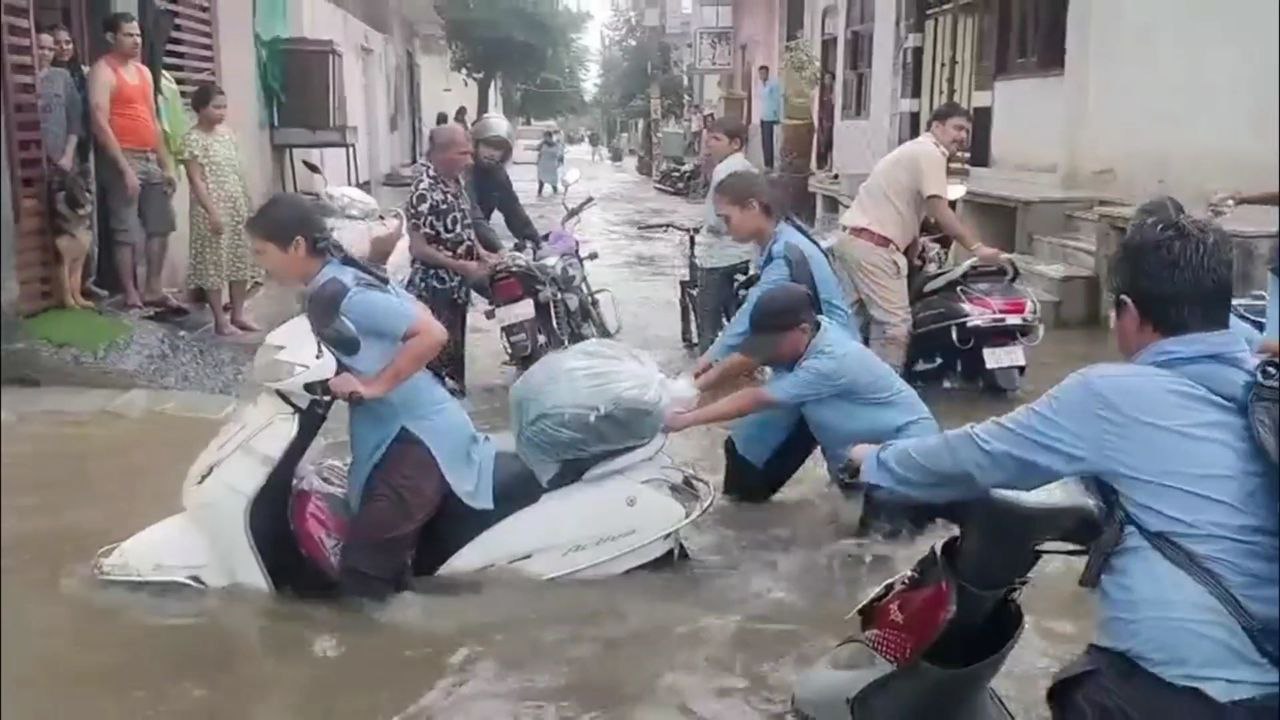 भीलवाड़ा में मूसलाधार बारिश से जनजीवन अस्त-व्यस्त, कई इलाकों में तीन-चार फीट तक पानी भरा भीलवाड़ा में मूसलाधार बारिश से जनजीवन अस्त-व्यस्त, कई इलाकों में तीन-चार फीट तक पानी भरा