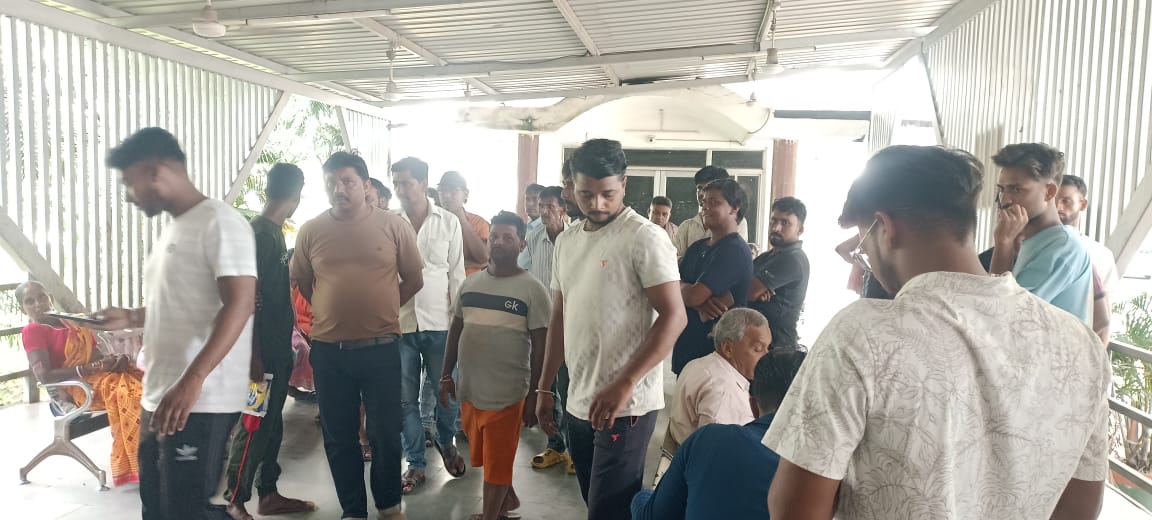 घटनास्थल पर मौजूद लोग घटनास्थल पर मौजूद लोग