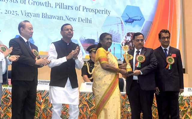 राष्ट्रपति द्रौपदी मुर्मु शुक्रवार को विज्ञान भवन में स्कोप इमिनेंस अवॉर्ड प्रदान करते हुए राष्ट्रपति द्रौपदी मुर्मु शुक्रवार को विज्ञान भवन में स्कोप इमिनेंस अवॉर्ड प्रदान करते हुए
