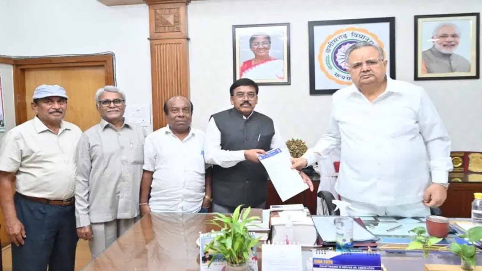 डॉ अंबेडकर वेलफेयर सोसाइटी का प्रतिनिधिमंडल ने विधानसभा अध्यक्ष रमन सिंह को ज्ञापन सौंपते हुए डॉ अंबेडकर वेलफेयर सोसाइटी का प्रतिनिधिमंडल ने विधानसभा अध्यक्ष रमन सिंह को ज्ञापन सौंपते हुए