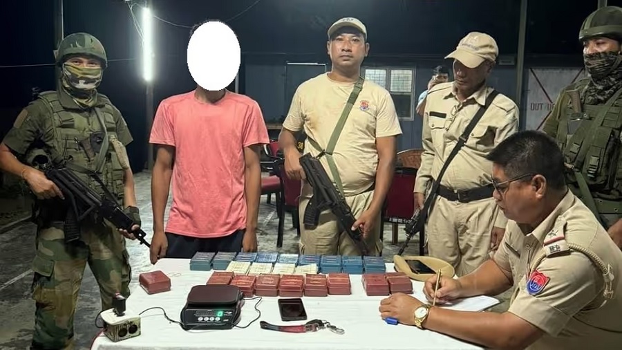 मणिपुरः मादक पदार्थ के साथ गिरफ्तार तस्कर एवं पुलिस कर्मी। मणिपुरः मादक पदार्थ के साथ गिरफ्तार तस्कर एवं पुलिस कर्मी।