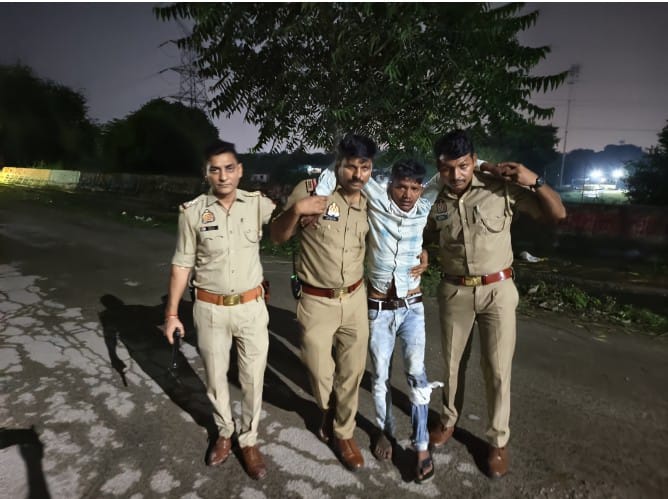 पुलिस मुठभेड़ में शातिर लुटेरा घायल पुलिस मुठभेड़ में शातिर लुटेरा घायल