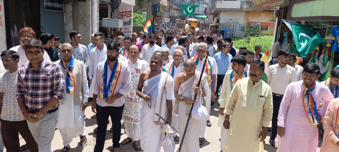 श्री पार्श्वनाथ जिनालय इतवारी बाजार से निकली बरघोड़ा शोभायात्रा। श्री पार्श्वनाथ जिनालय इतवारी बाजार से निकली बरघोड़ा शोभायात्रा।