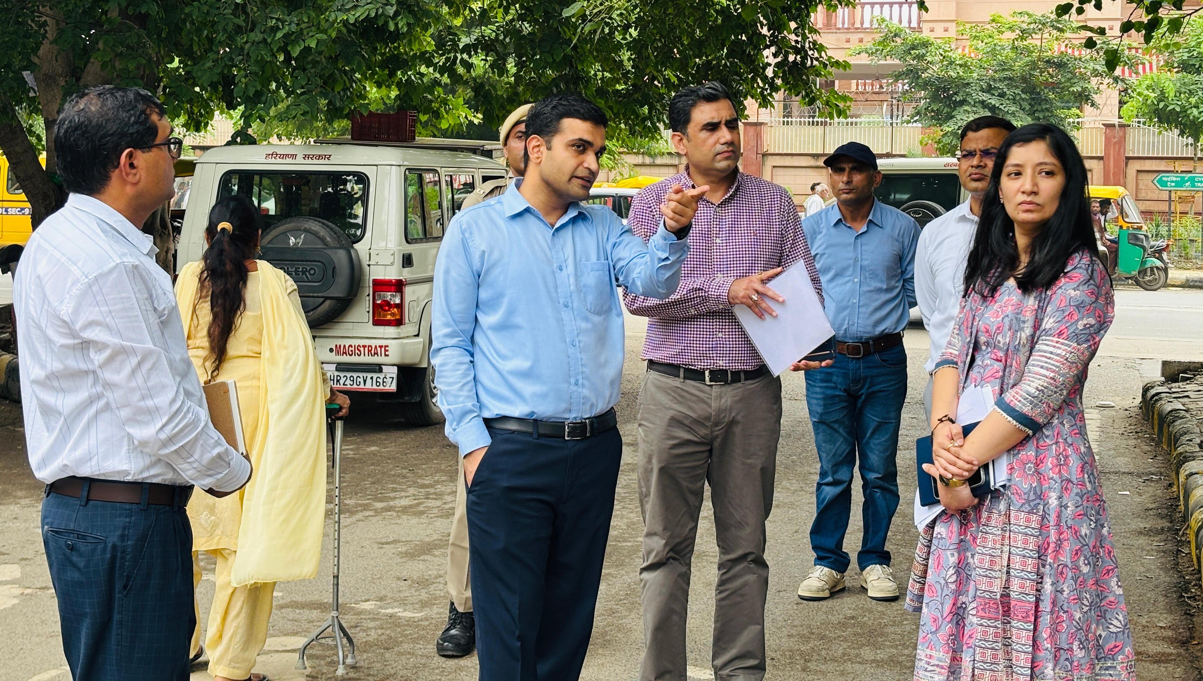 डीसी विक्रम सिंह लघु सचिवालय का निरीक्षण करते हुए डीसी विक्रम सिंह लघु सचिवालय का निरीक्षण करते हुए