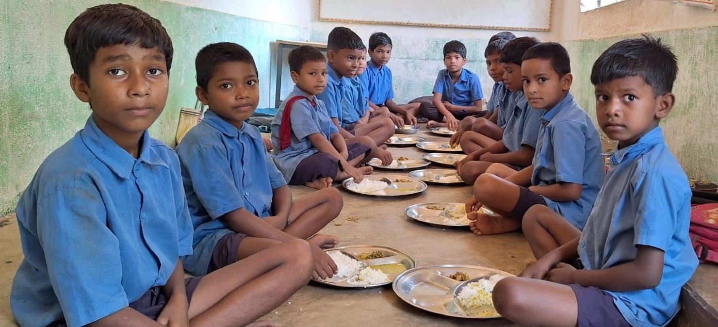 कोरबा : धुएं से मुक्ति और आहार से बच्चो को मिल रही शक्ति, आंगनबाड़ी और स्कूल में गैस चूल्हे की व्यवस्था से बन रही सेहत खीर, पूड़ी, हलवा, खिचड़ी, पोहा, भजिया और सेवई का मिल रहा स्वाद कोरबा : धुएं से मुक्ति और आहार से बच्चो को मिल रही शक्ति, आंगनबाड़ी और स्कूल में गैस चूल्हे की व्यवस्था से बन रही सेहत खीर, पूड़ी, हलवा, खिचड़ी, पोहा, भजिया और सेवई का मिल रहा स्वाद