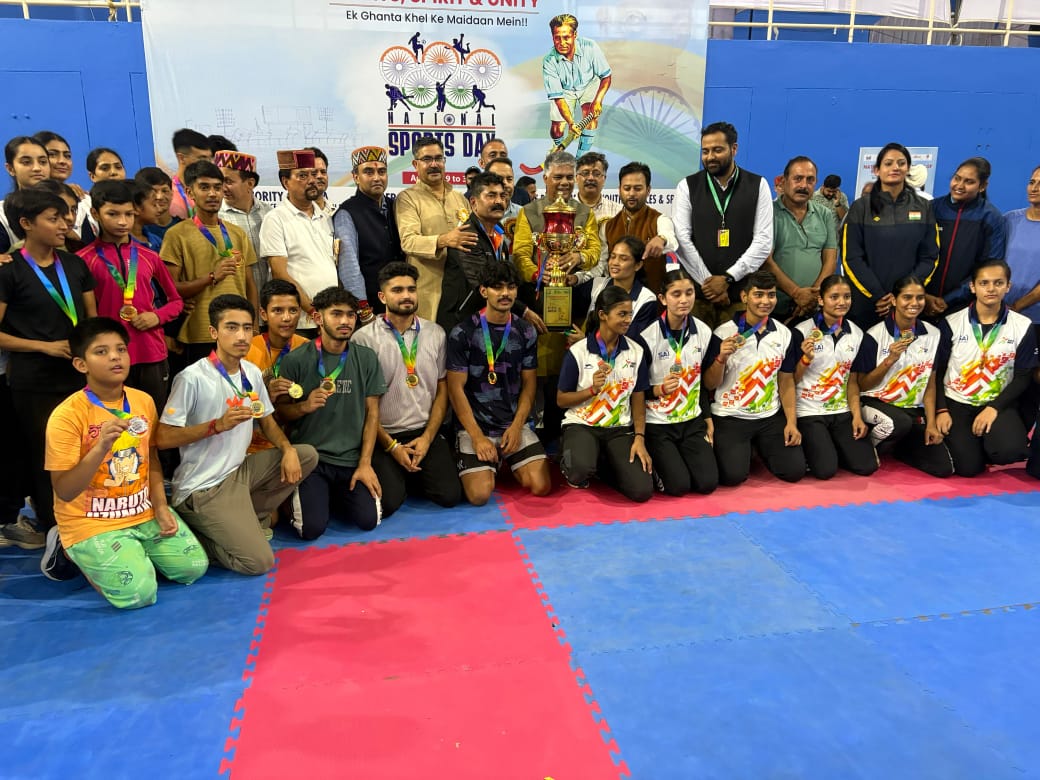 राष्ट्रीय खेल दिवस पर आयोजित कार्यक्रम में विजेताओं के साथ मुख्यातिथि। राष्ट्रीय खेल दिवस पर आयोजित कार्यक्रम में विजेताओं के साथ मुख्यातिथि।