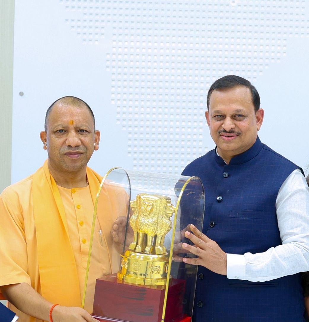 मुख्यमंत्री योगी आदित्यनाथ को अशोक चिन्ह देते हुए सांसद रमेश अवस्थी मुख्यमंत्री योगी आदित्यनाथ को अशोक चिन्ह देते हुए सांसद रमेश अवस्थी