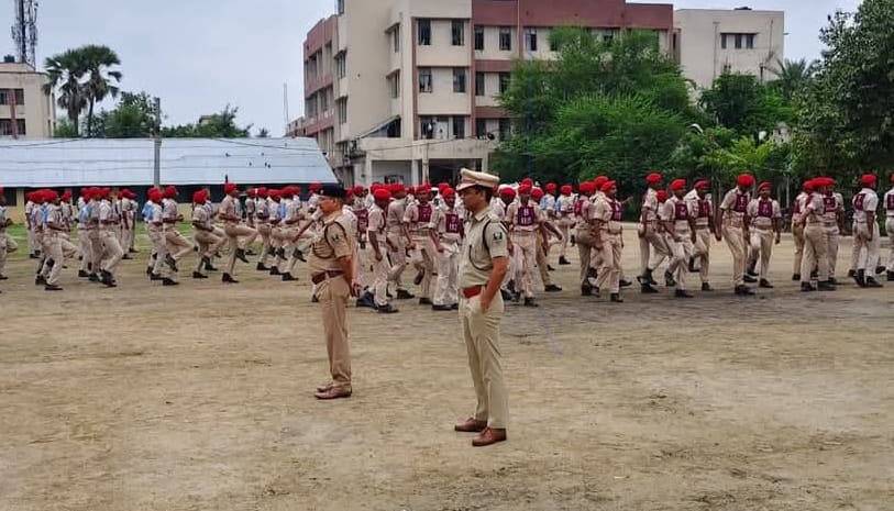 दरभंगा: पुलिस पैरेड का दृश्य। दरभंगा: पुलिस पैरेड का दृश्य।