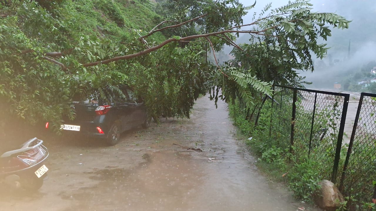 चमाेली में अतिवृष्टि से जगह-जगह हुआ नुकसान। चमाेली में अतिवृष्टि से जगह-जगह हुआ नुकसान।