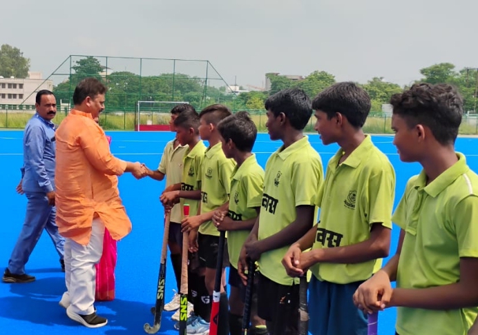 खिलाड़ियों से मिलते हुए मंत्री रविंद्र जायसवाल खिलाड़ियों से मिलते हुए मंत्री रविंद्र जायसवाल
