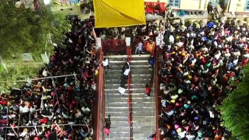 कुंड में स्नान करते श्रद्धालु कुंड में स्नान करते श्रद्धालु