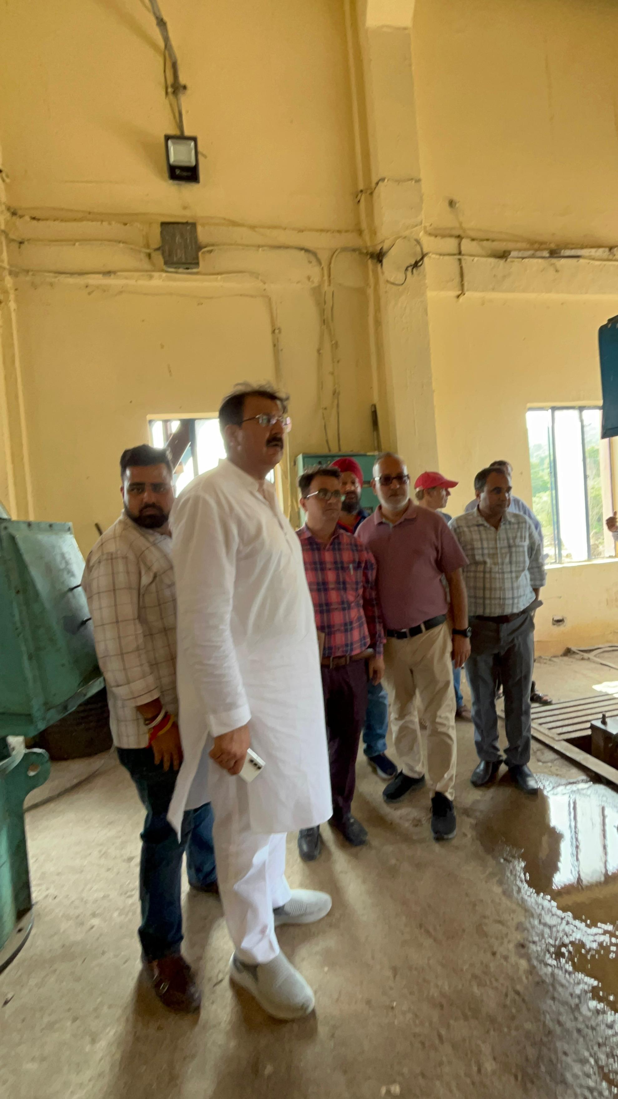 तवी नदी में आई बाढ़ से सितली फिल्ट्रेशन प्लांट क्षतिग्रस्त, जलापूर्ति प्रभावित; हालात का जायजा लेने पहुंचे विधायक अरविंद गुप्ता