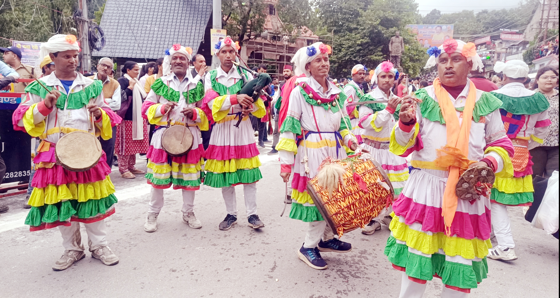 कदली दलों की शोभायात्रा में शामिल छोलिया नर्तक।