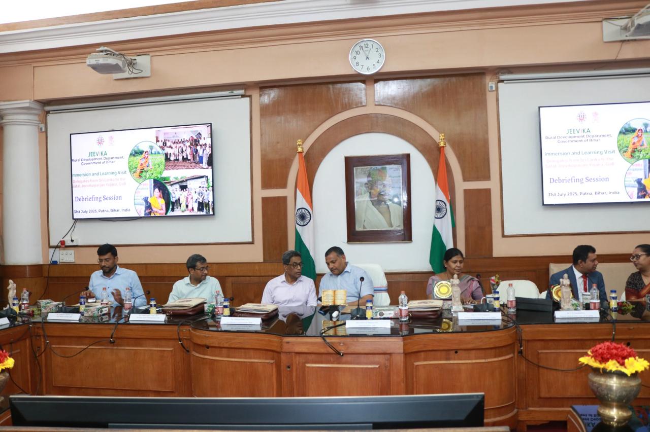 सचिवालय में डिब्रीफिंग सत्र के दौरान मुख्य सचिव बिहार अमृत लाल मीणा सचिवालय में डिब्रीफिंग सत्र के दौरान मुख्य सचिव बिहार अमृत लाल मीणा