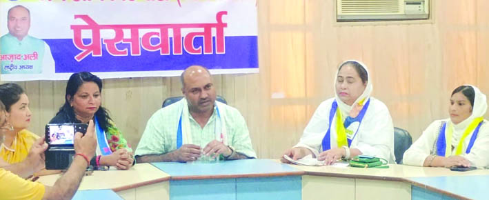 पत्रकार वार्ता के दौरान