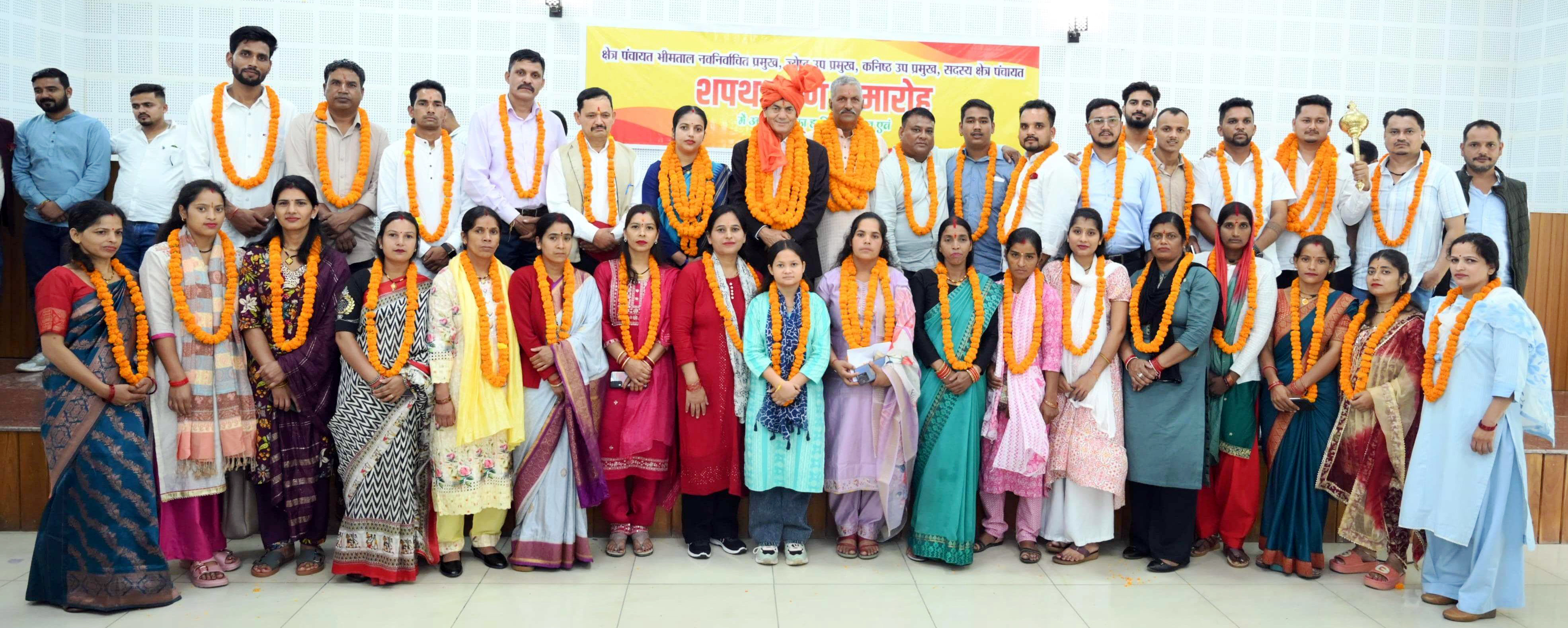 शुक्रवार को शपथ ग्रहण करते भीमताल विकास खंड के प्रमुख एवं अन्य सदस्य।
