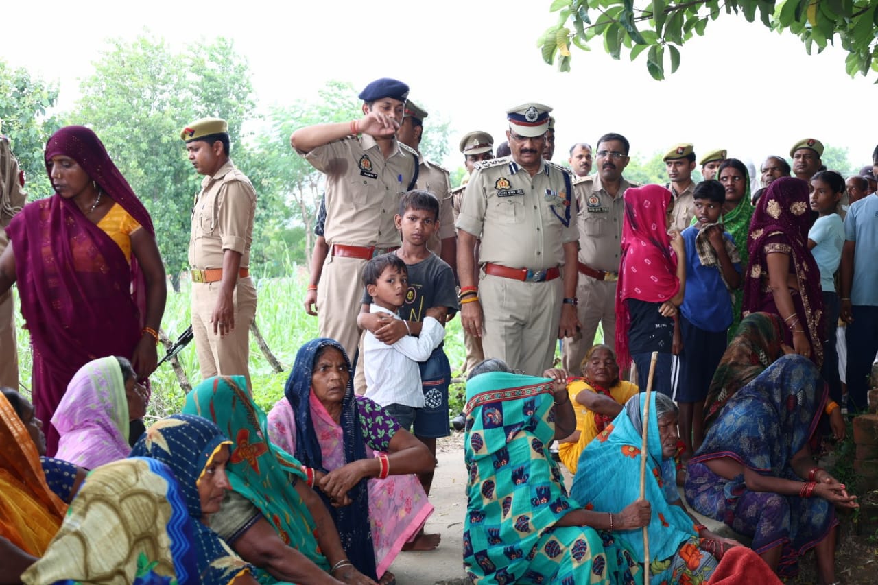 मौके पर छानबीन करते पुलिस अफसर,रोते बिलखते परिजन मौके पर छानबीन करते पुलिस अफसर,रोते बिलखते परिजन