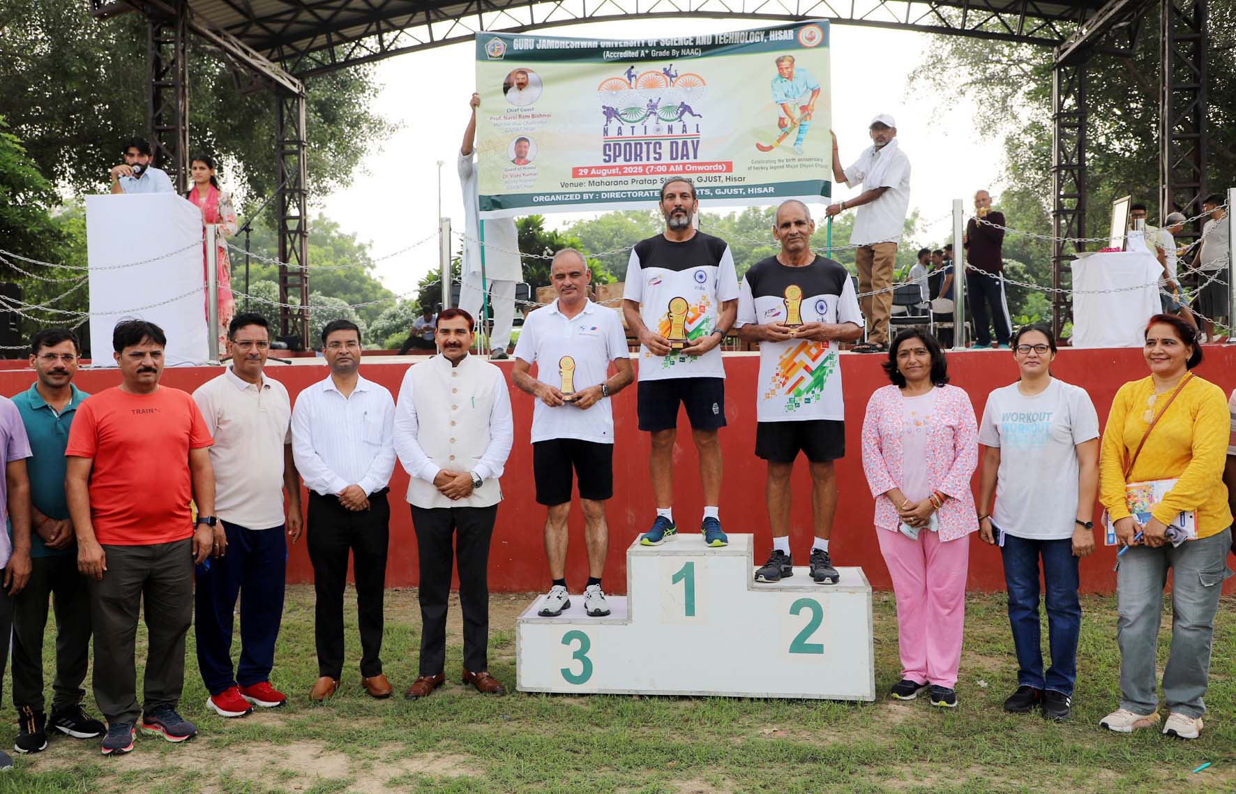 खेल प्रतियोगिताओं में विजेता वरिष्ठ नागरिकों को सम्मानित करते कुलपति प्रो. नरसीराम बिश्नोई। खेल प्रतियोगिताओं में विजेता वरिष्ठ नागरिकों को सम्मानित करते कुलपति प्रो. नरसीराम बिश्नोई।