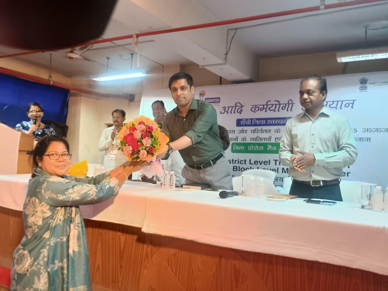 मंच में उप विकास आयुक्त समेत अन्य