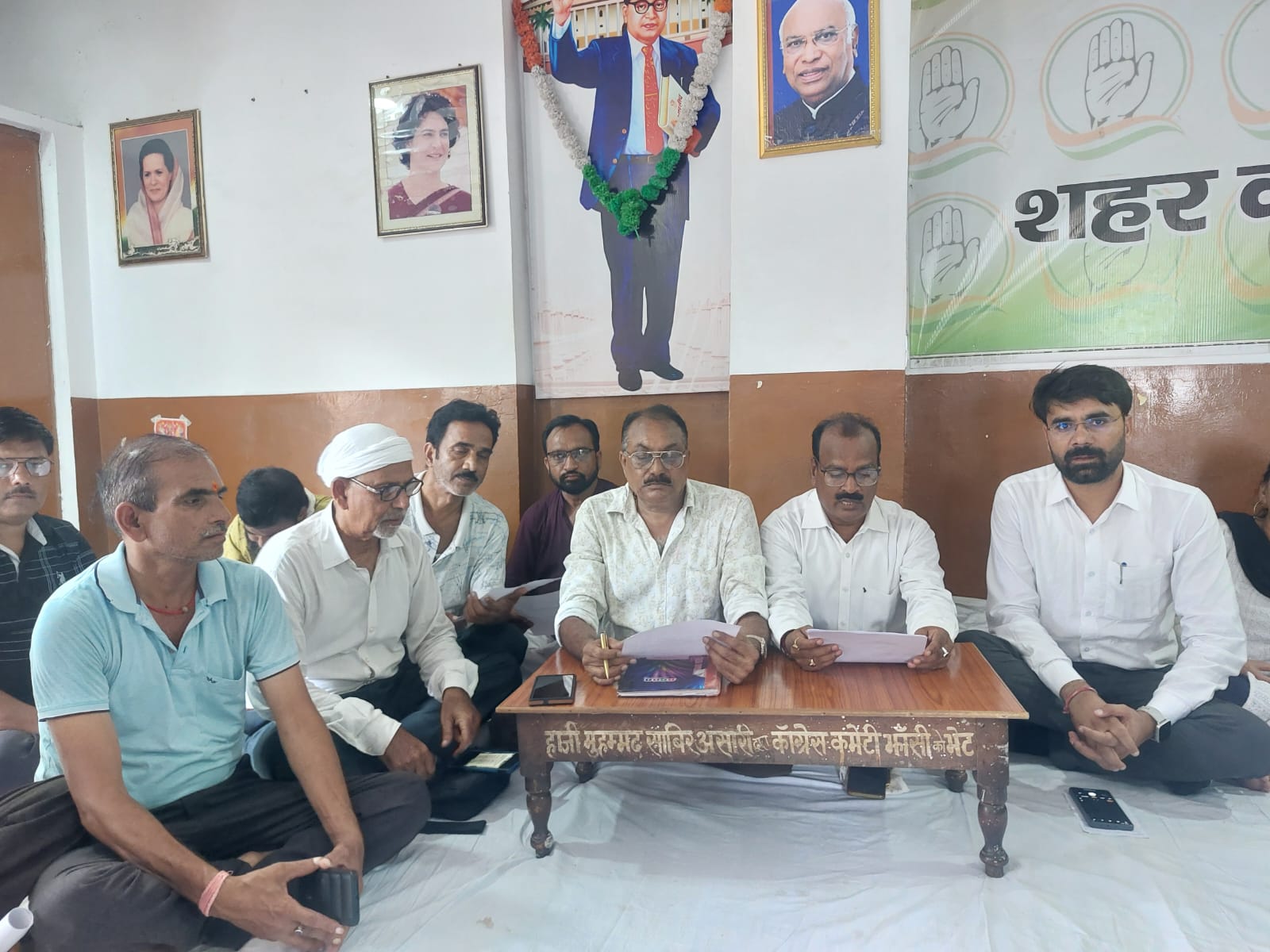 पत्रकारों से वार्ता करते कांग्रेस महानगर व जिलाध्यक्ष पत्रकारों से वार्ता करते कांग्रेस महानगर व जिलाध्यक्ष