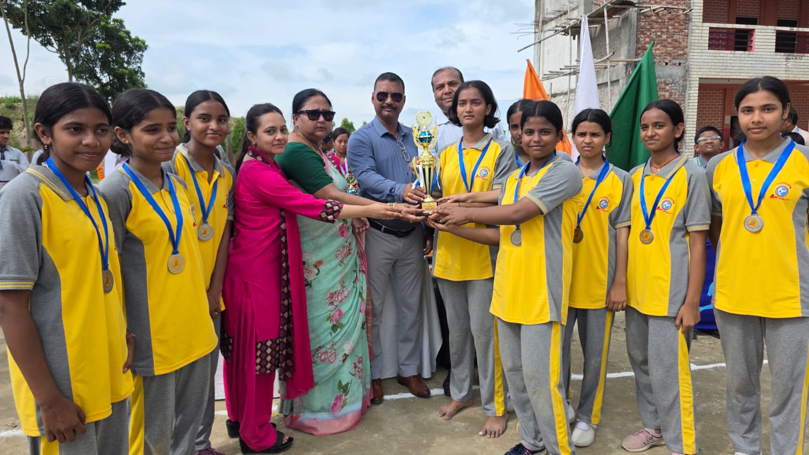 अररिया फोटो:विजेता टीम ट्रॉफी के साथ अररिया फोटो:विजेता टीम ट्रॉफी के साथ