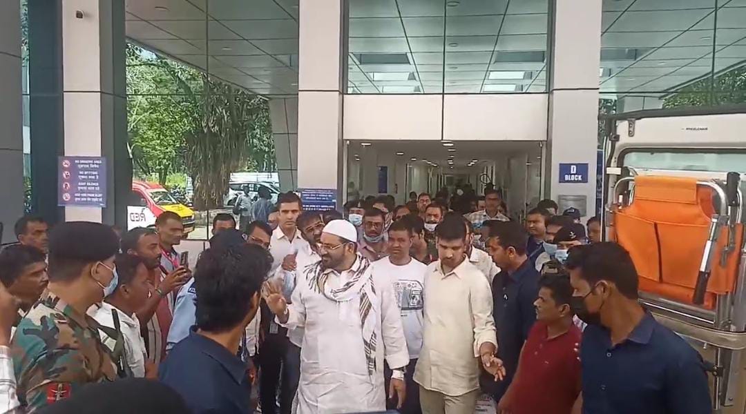 मंत्री अस्पताल से निकलते हुए