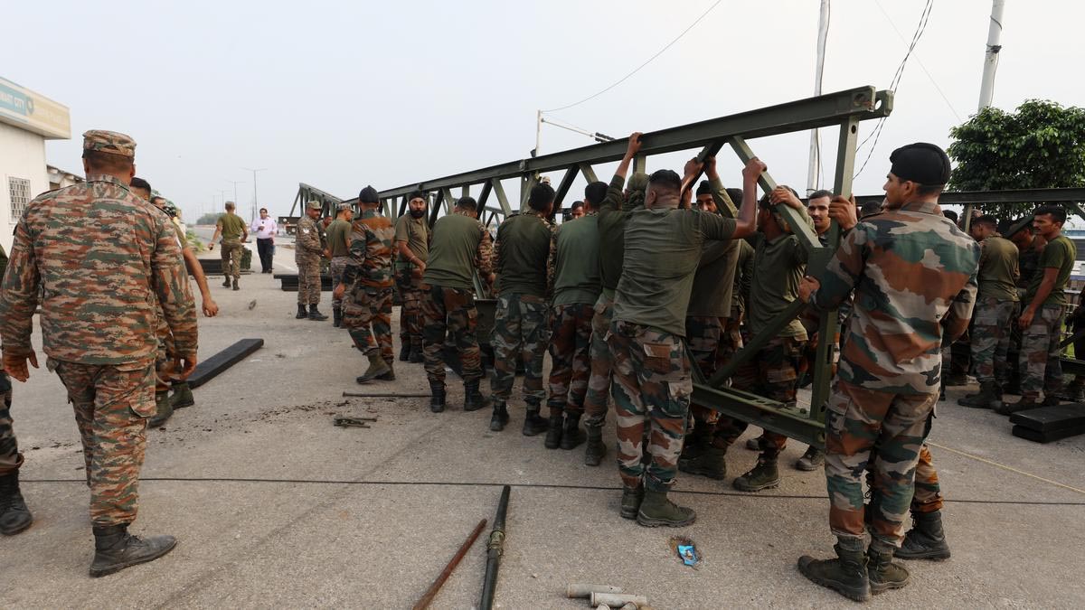 जम्मू में तवी पुल ढहने के बाद भारतीय सेना ने बेली ब्रिज का किया निर्माण जम्मू में तवी पुल ढहने के बाद भारतीय सेना ने बेली ब्रिज का किया निर्माण